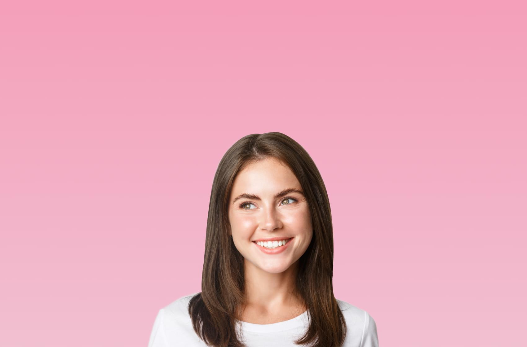 Девушка с хорошей кожей и волосами улыбается и смотрит в сторону